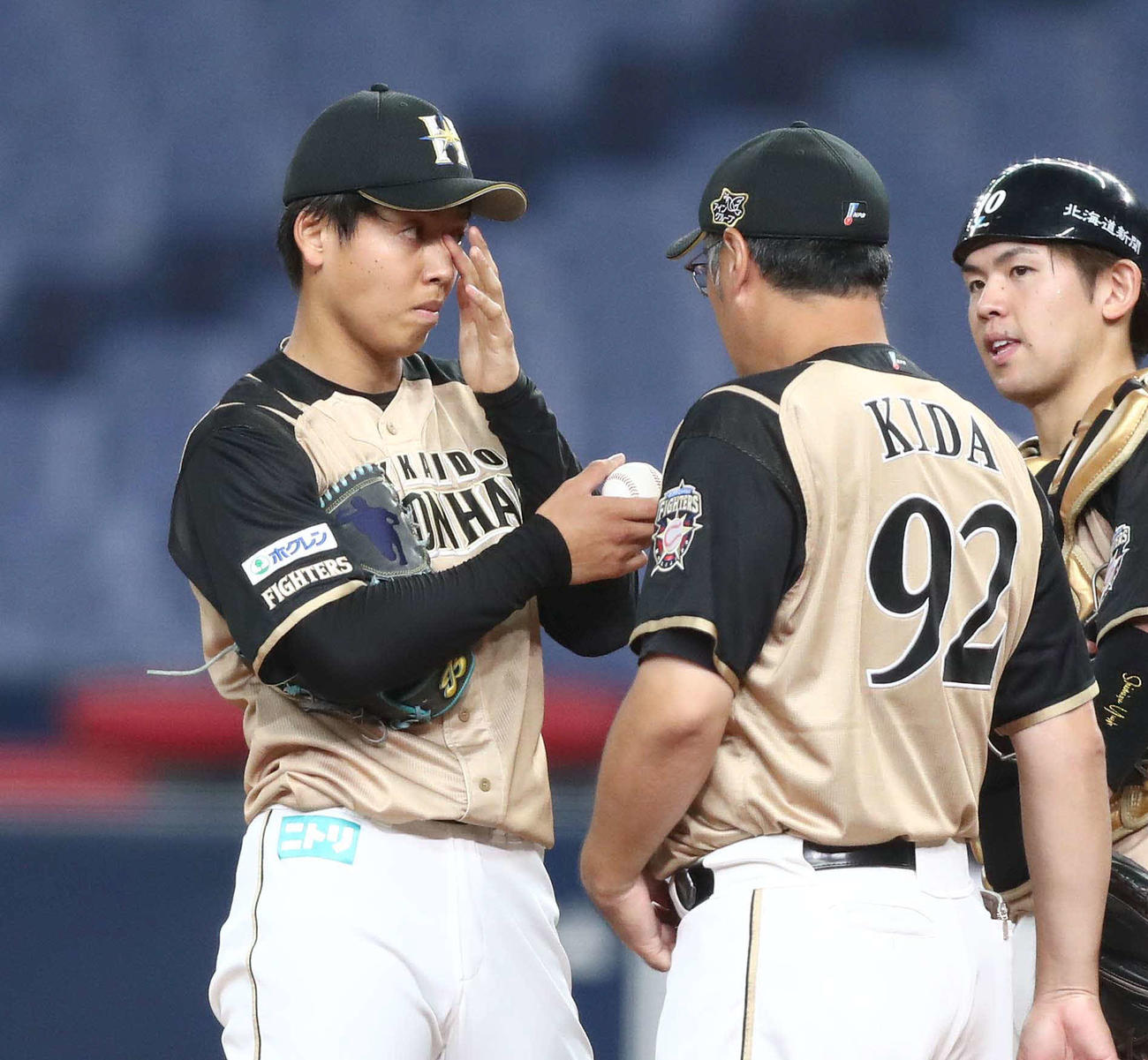 オリックス対日本ハム　3回に2失点し渋い表情の杉浦（撮影・黒川智章）