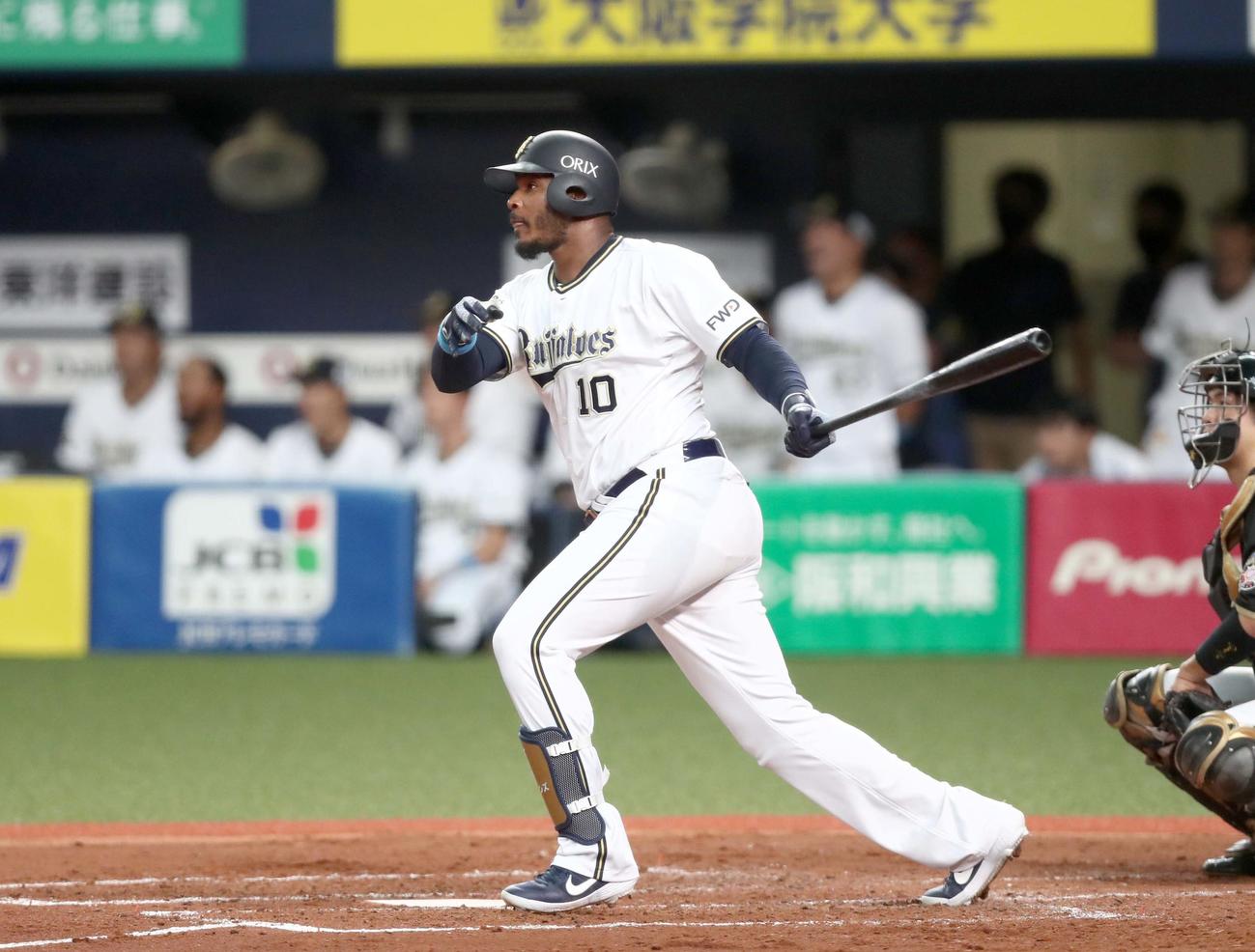 オリックス対日本ハム　3回裏オリックス2死一、三塁、中越え2点適時二塁打を放つジョーンズ（撮影・黒川智章）