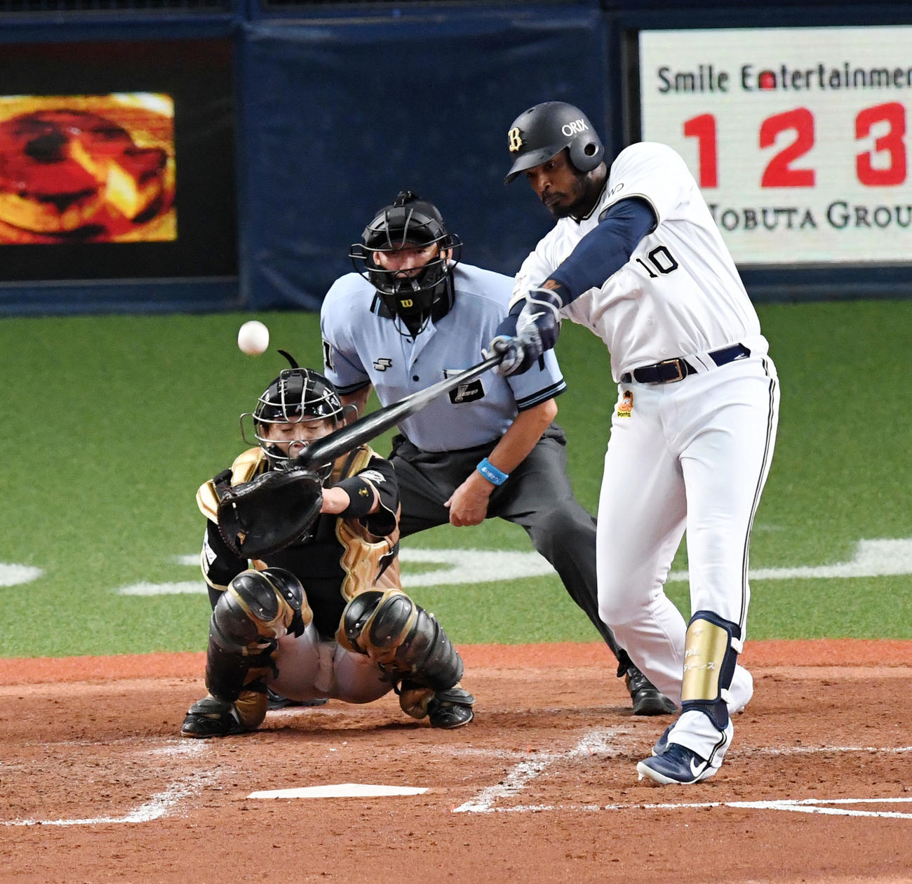 オリックス対日本ハム3回裏オリックス2死一、三塁、ジョーンズは中越え適時2点二塁打を放つ（撮影・前岡正明）