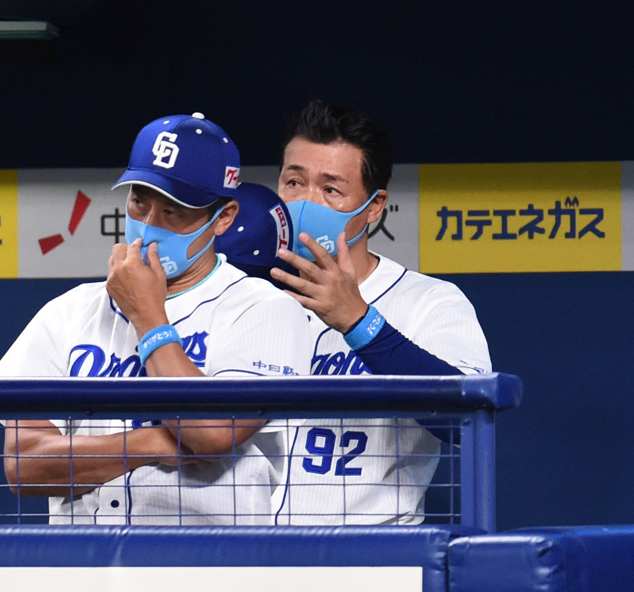 中日対ヤクルト　10回裏中日2死満塁、代打三ツ間の策も通じず敗戦にガックリの与田監督（撮影・森本幸一）