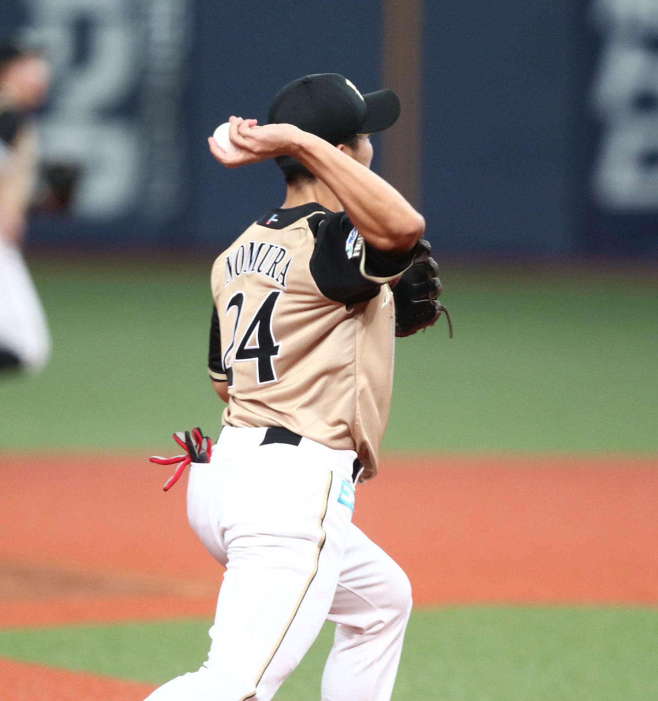 オリックス対日本ハム　4回裏オリックス無死、若月の三ゴロで一塁に送球する野村（撮影・黒川智章）