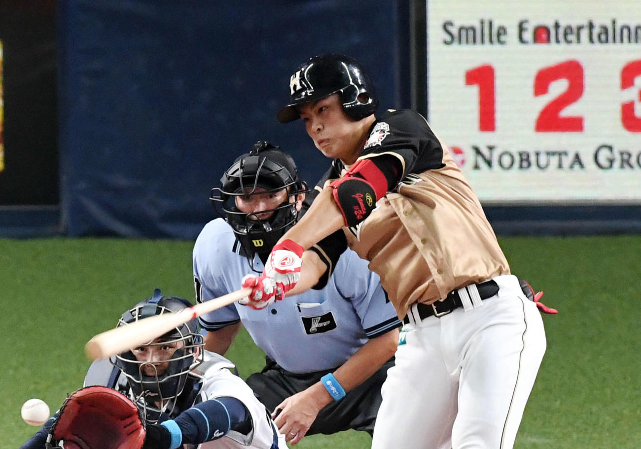 オリックス対日本ハム2回表日本ハム2死二塁、空振り三振に倒れる野村（撮影・前岡正明）