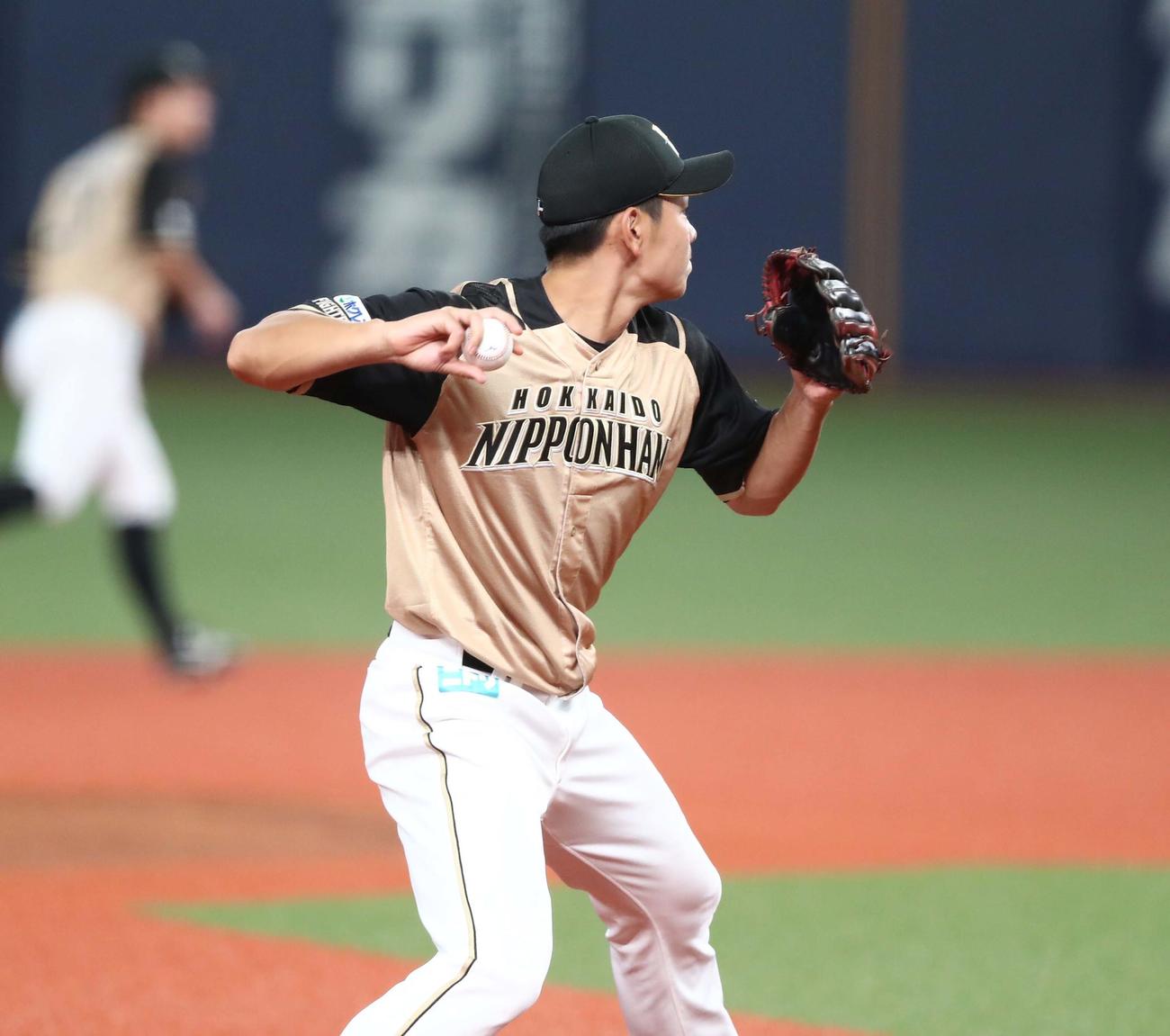 オリックス対日本ハム　4回裏オリックス無死、若月の三ゴロで一塁に送球する野村（撮影・黒川智章）