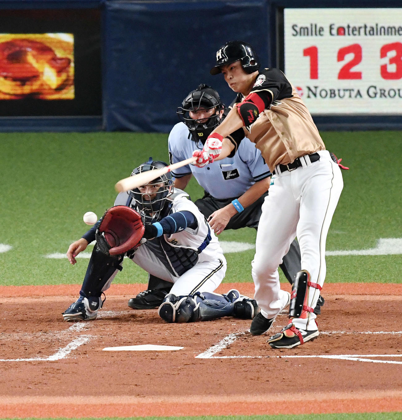 オリックス対日本ハム2回表日本ハム2死二塁、空振り三振に倒れる野村（撮影・前岡正明）