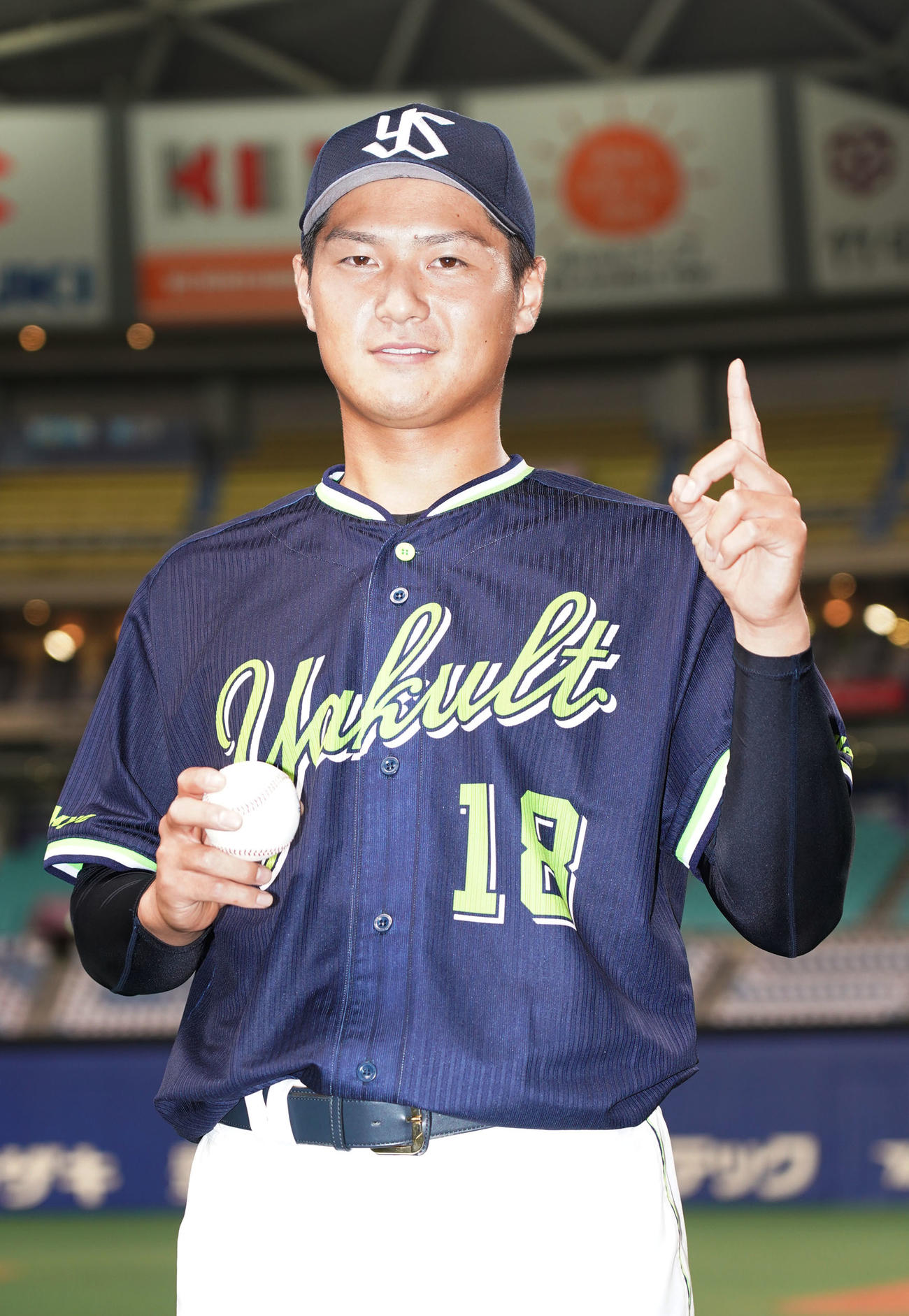 中日対ヤクルト　プロ初勝利を飾り、勝利球を手にポーズを決める寺島（撮影・森本幸一）