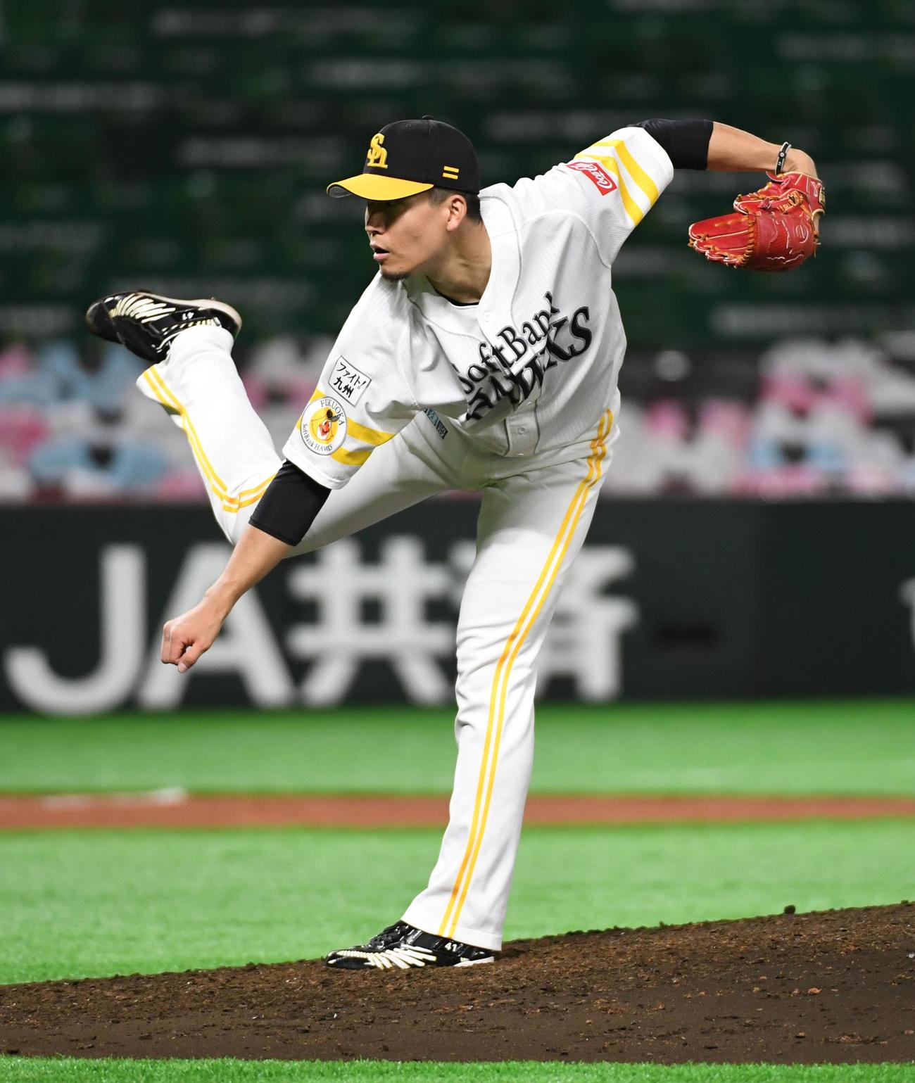 ソフトバンク対楽天　先発の千賀滉大は5回を投げ4安打3失点と好投する（撮影・今浪浩三）
