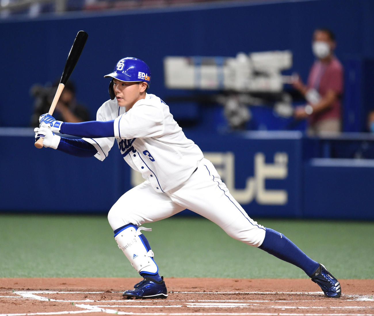 中日対ヤクルト　1回裏中日2死二、三塁、中前2点適時打を放った高橋（撮影・森本幸一）