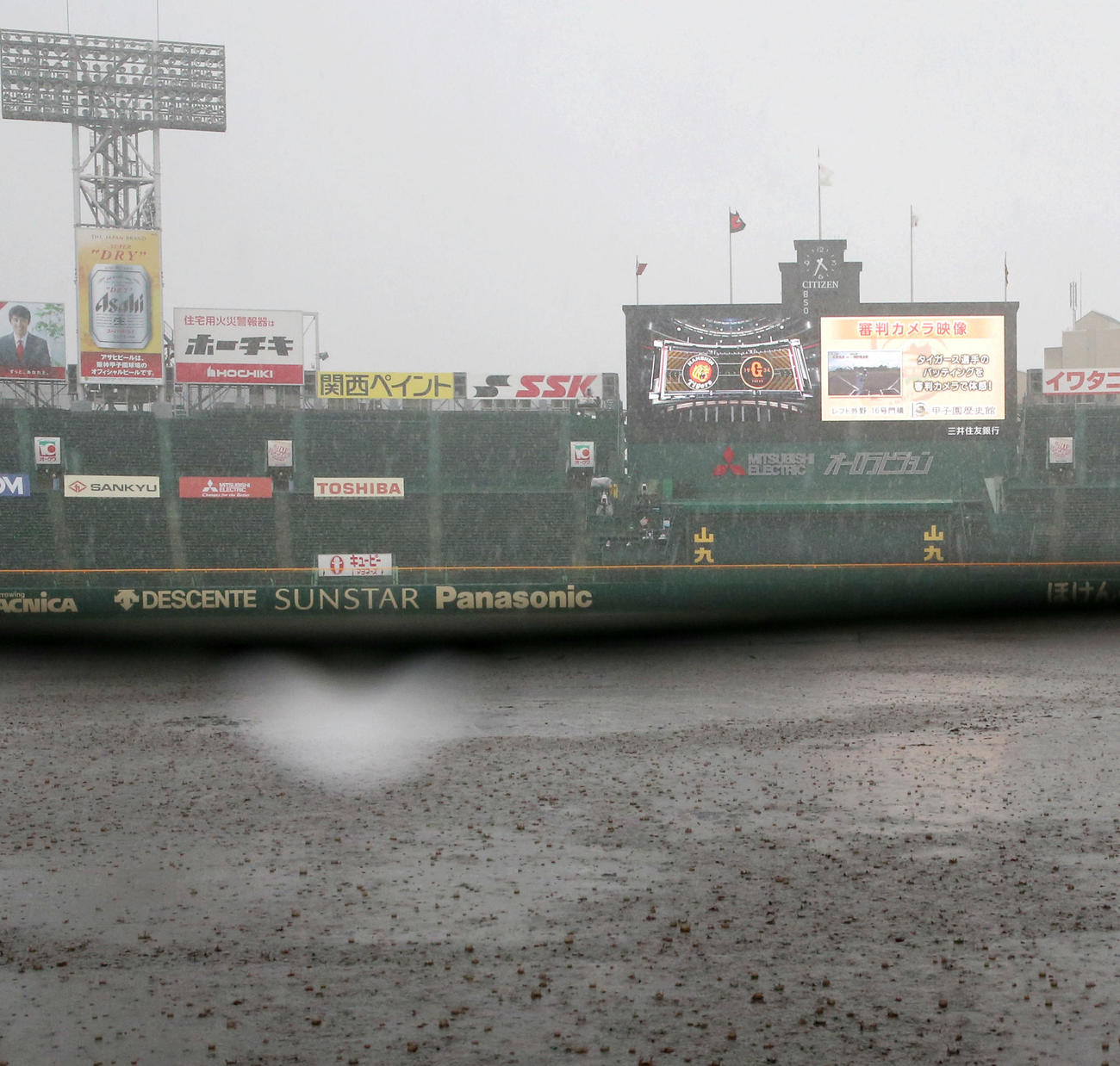 阪神対巨人　突然の雨でグラウンドが水浸しとなる甲子園球場（撮影・上山淳一）