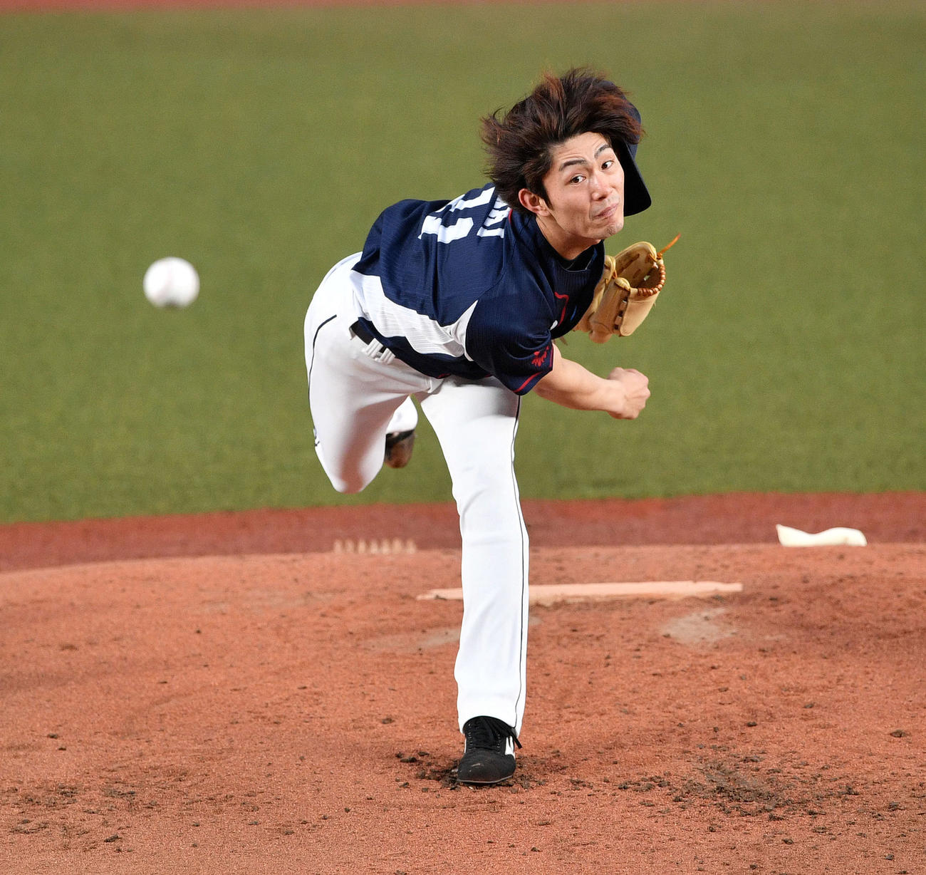 ロッテ対西武　帽子を飛ばし力投する西武先発の今井（撮影・滝沢徹郎）