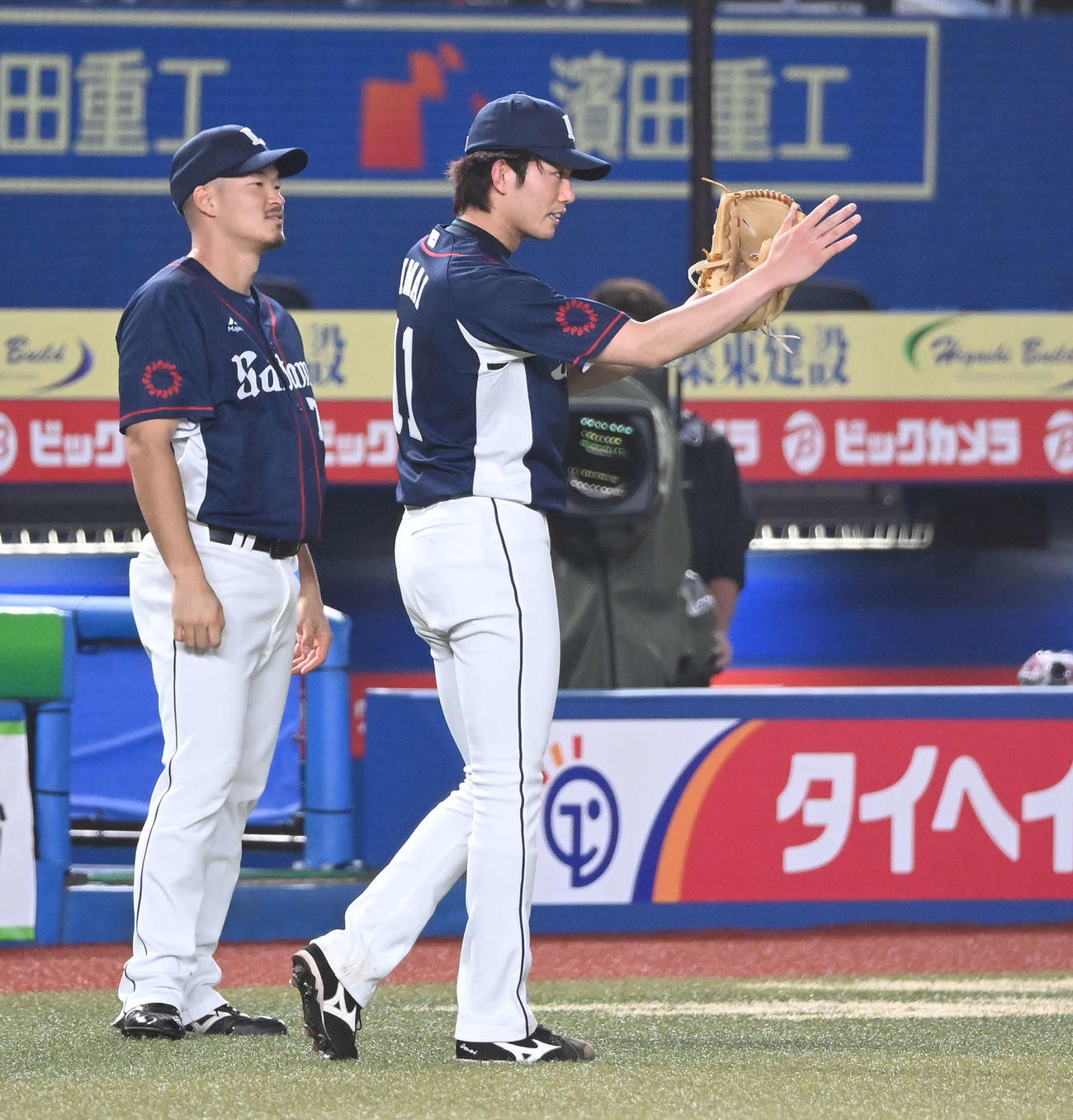 ロッテ対西武　7回裏まで無失点に抑え、ナインを迎える西武先発の今井（撮影・鈴木みどり）
