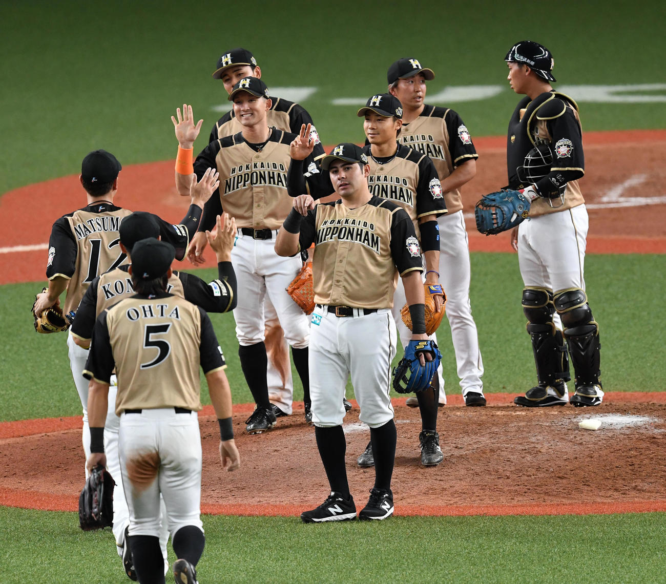 オリックス対日本ハム　勝利し喜ぶ日本ハムナイン（撮影・前岡正明）