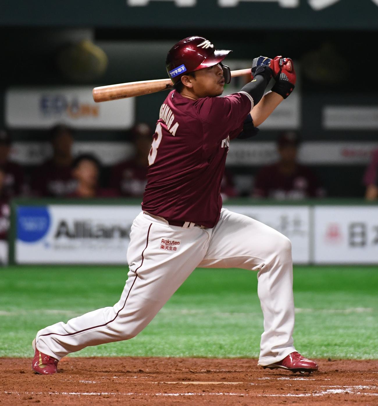 ソフトバンク対楽天　2回表楽天1死一、二塁、浅村は右越えに3点本塁打を放つ（撮影・今浪浩三）