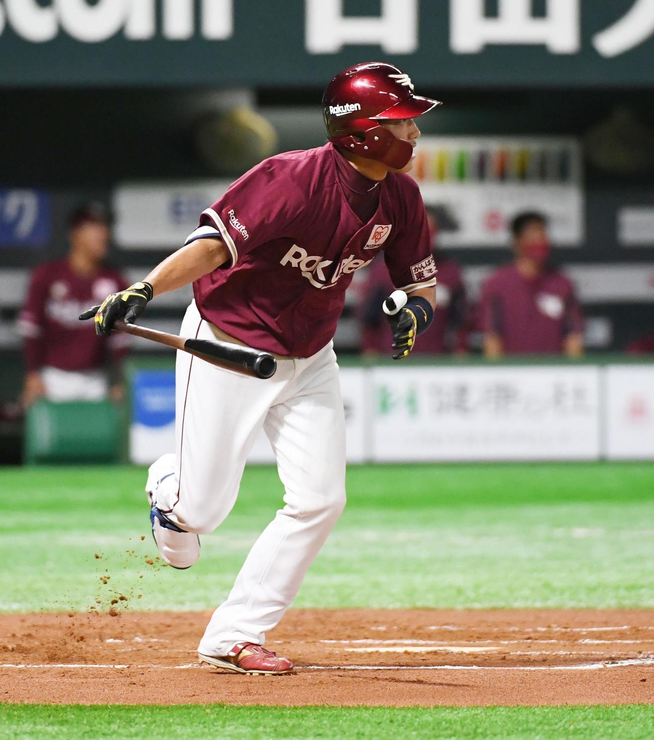 ソフトバンク対楽天　6回表楽天2死一、二塁、代打藤田一也は左中間に2点適時打を放つ（撮影・今浪浩三）