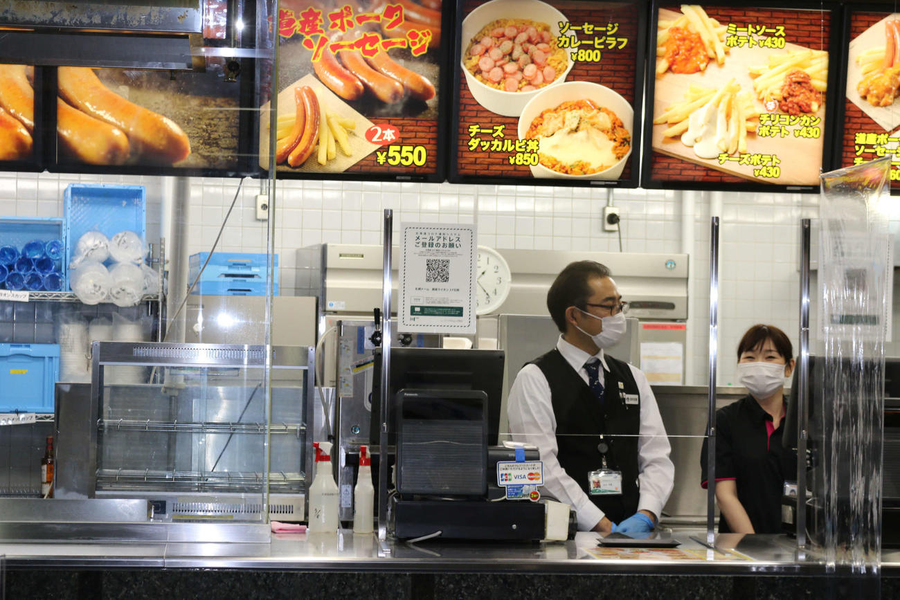 飲食店とチケット売り場等に「北海道コロナ通知システム」のQRコードを掲示。店舗はシールドで覆われ、店員はマスクと手袋を着用（撮影・中島宙恵）