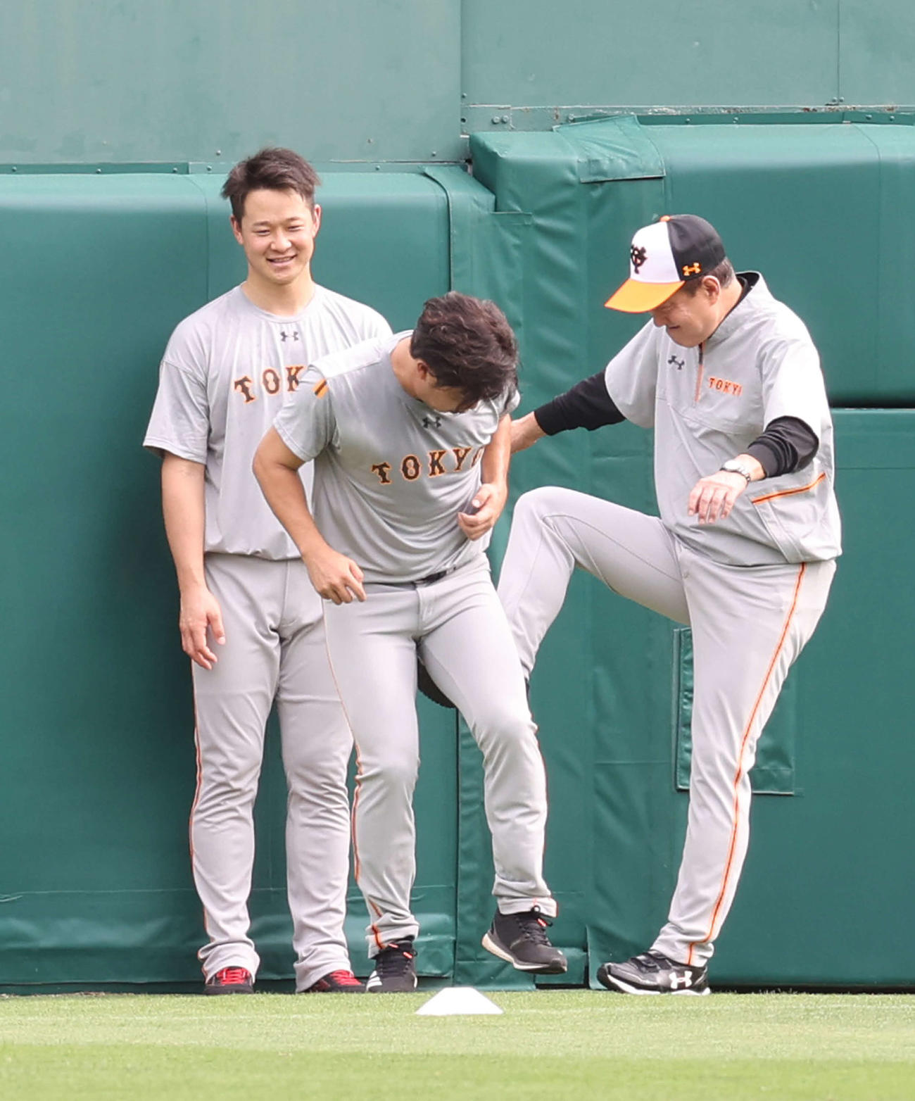 阪神対巨人　試合前練習で巨人鍬原拓也（左手前）に足を出す原監督（右）。左後方は中川（撮影・河野匠）