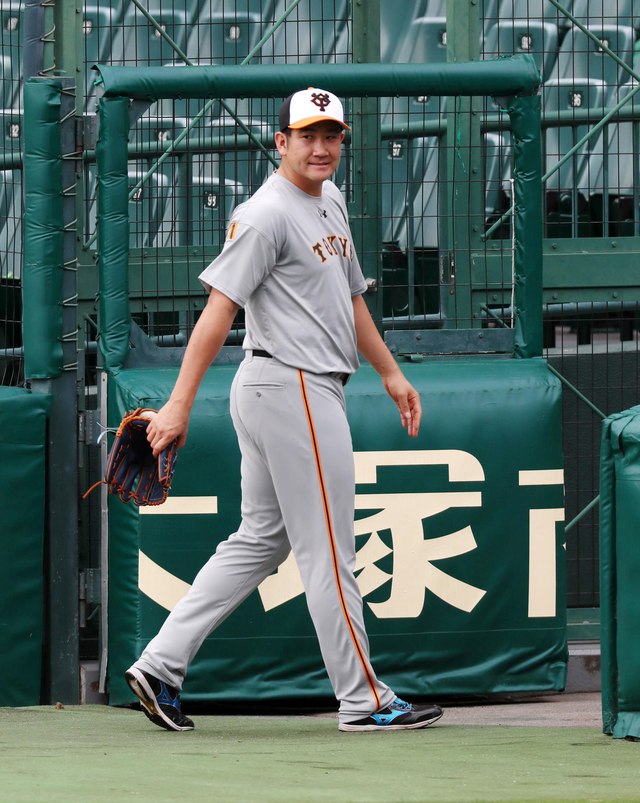 阪神対巨人　全体練習から離れブルペン方向へ向かう菅野智之（撮影・加藤哉）