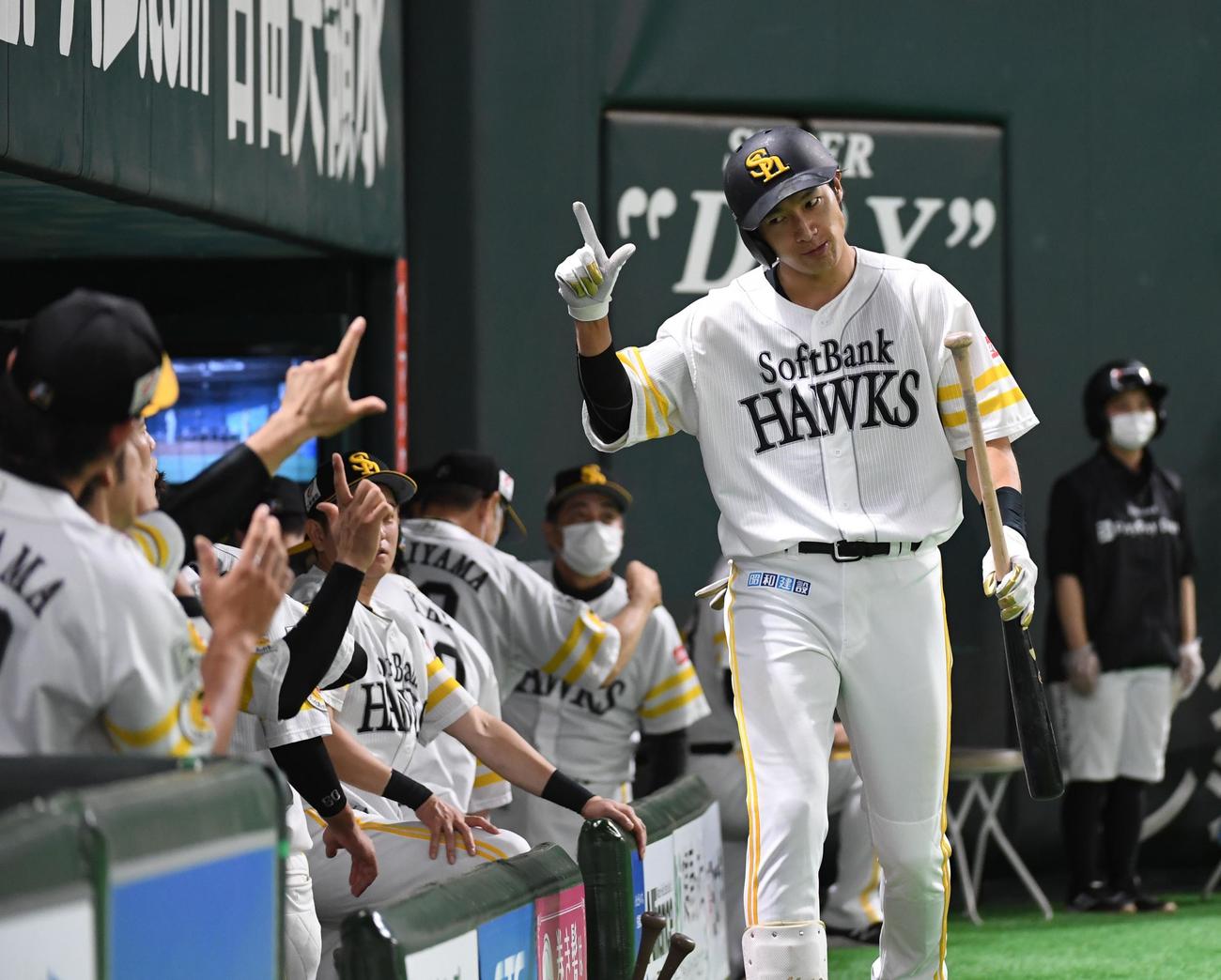 7回裏ソフトバンク無死、柳田悠岐は中越えにソロ本塁打を放ちナインに迎えられる（撮影・今浪浩三）