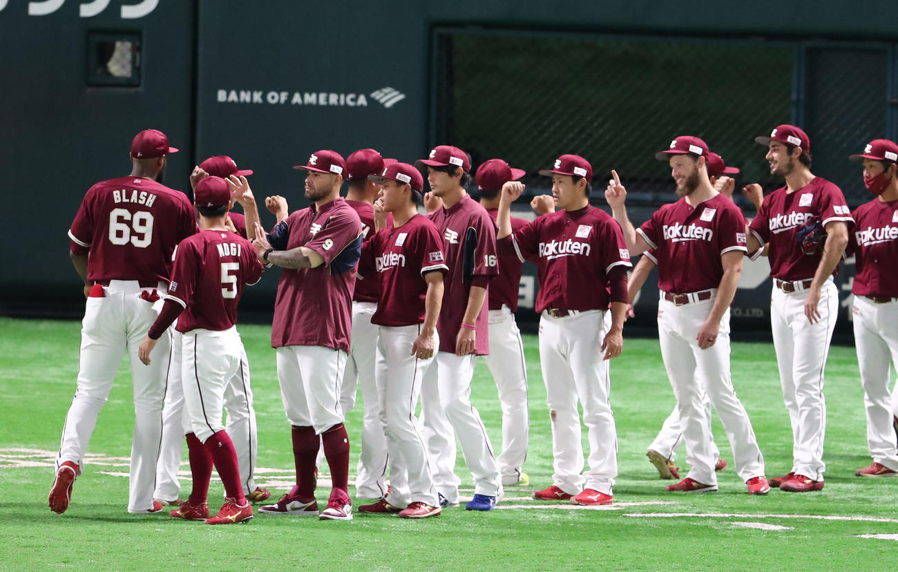 ソフトバンクに勝利した楽天ナイン（撮影・梅根麻紀）