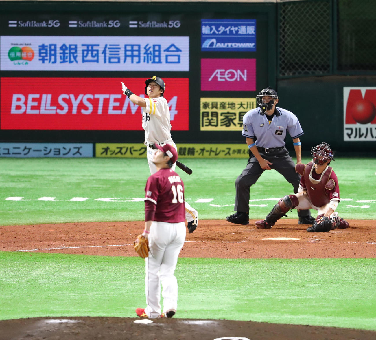 3回裏ソフトバンク1死一塁、柳田悠岐は右越えに2点本塁打を放つ（撮影・梅根麻紀）