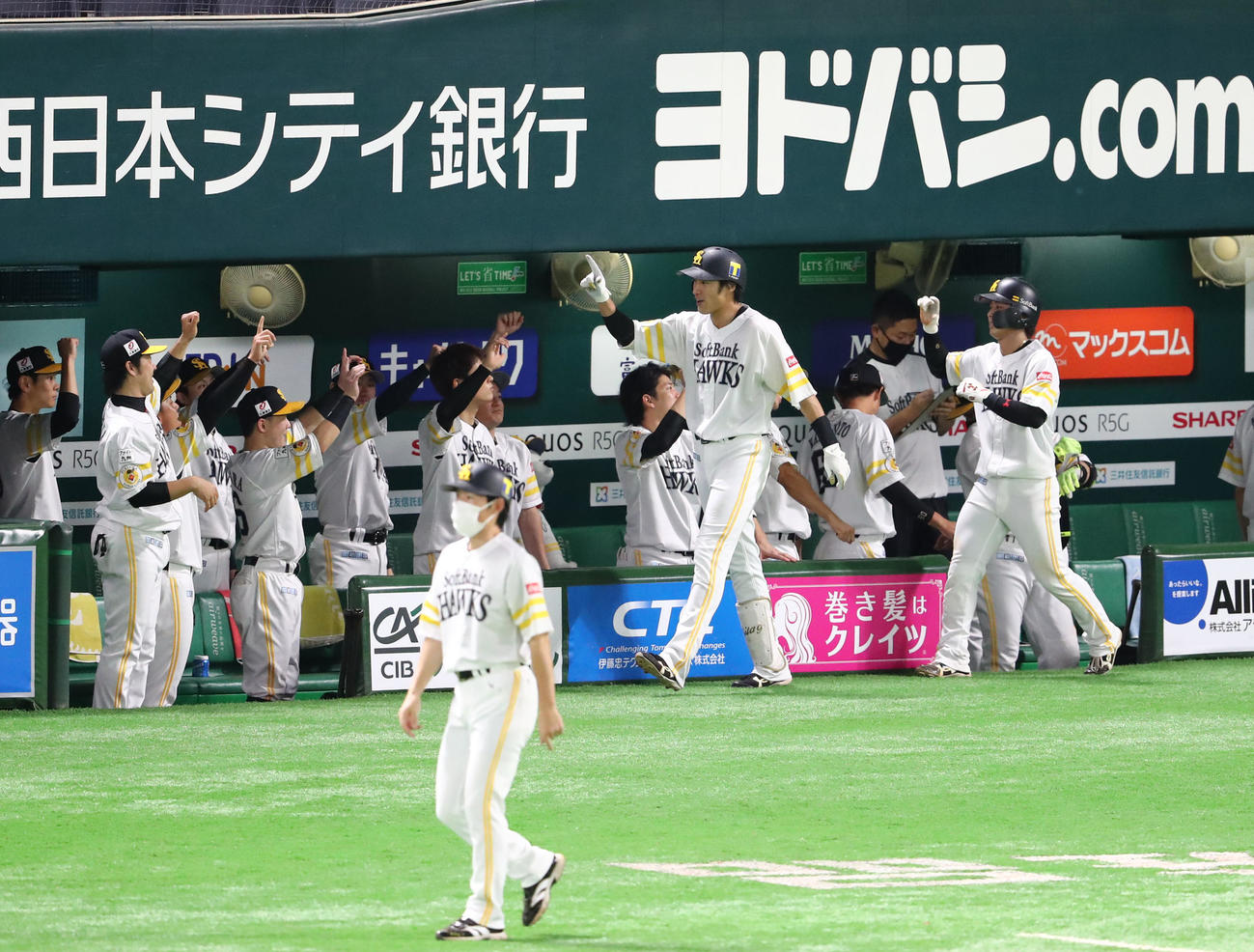 3回裏ソフトバンク1死一塁、柳田悠岐は右越えに2点本塁打を放ちベンチのナインと喜ぶ（撮影・梅根麻紀）