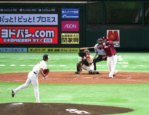 ソフトバンク対楽天　2回表楽天1死一、二塁、浅村は右越えに3点本塁打を放つ（撮影・梅根麻紀）