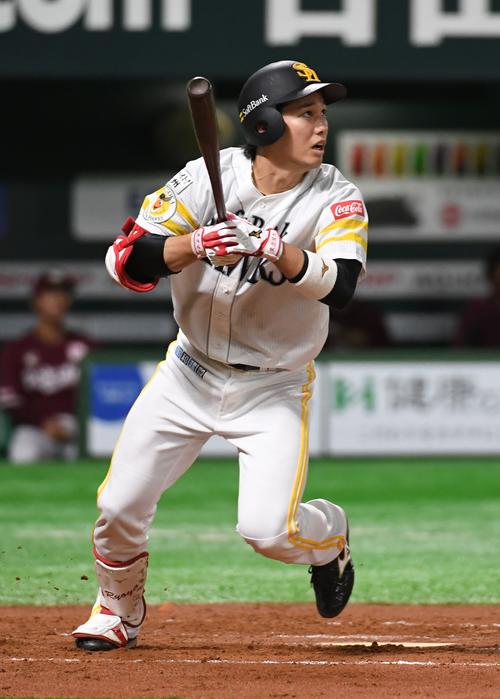 6回裏ソフトバンク2死、栗原陵矢は右越えにソロ本塁打を放つ（撮影・今浪浩三）