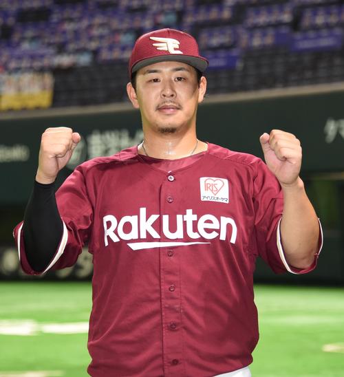 4試合連続本塁打を放った浅村栄斗はガッツポーズ（撮影・今浪浩三）