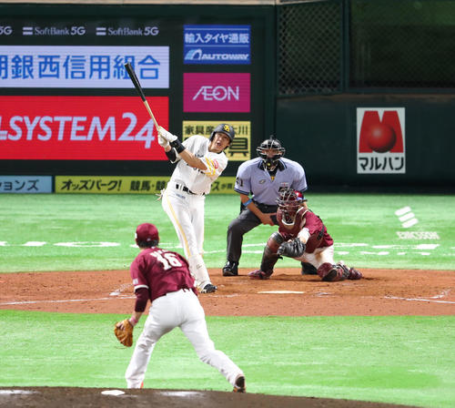 3回裏ソフトバンク1死一塁、柳田悠岐は右越えに2点本塁打を放つ（撮影・梅根麻紀）