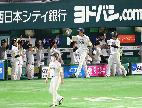3回裏ソフトバンク1死一塁、柳田悠岐は右越えに2点本塁打を放ちベンチのナインと喜ぶ（撮影・梅根麻紀）