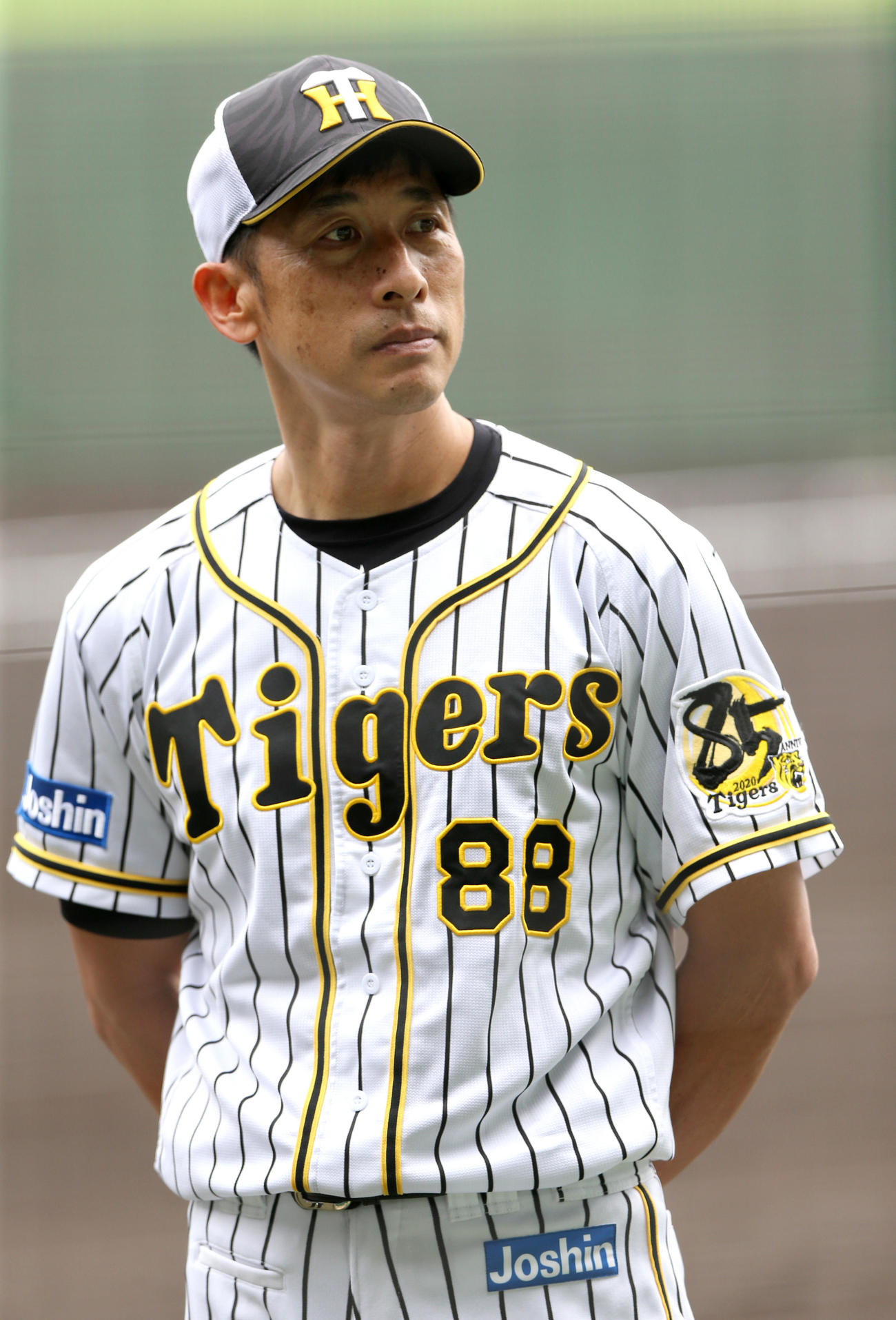 阪神対巨人　甲子園球場のスタンドに置かれるファンのメッセージを眺める阪神矢野監督（撮影・上山淳一）