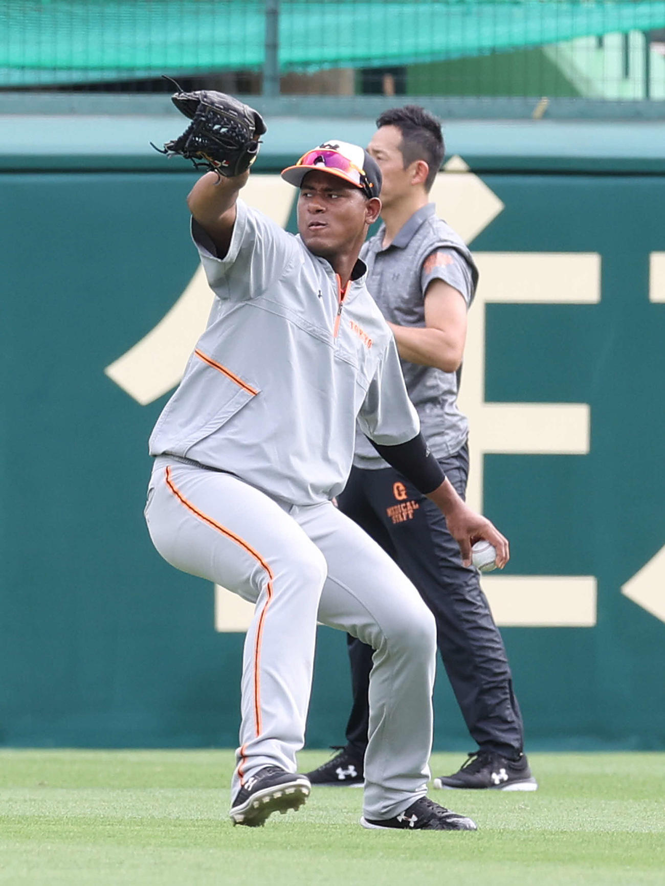 阪神対巨人　試合前練習でキャッチボールする巨人メルセデス（撮影・河野匠）