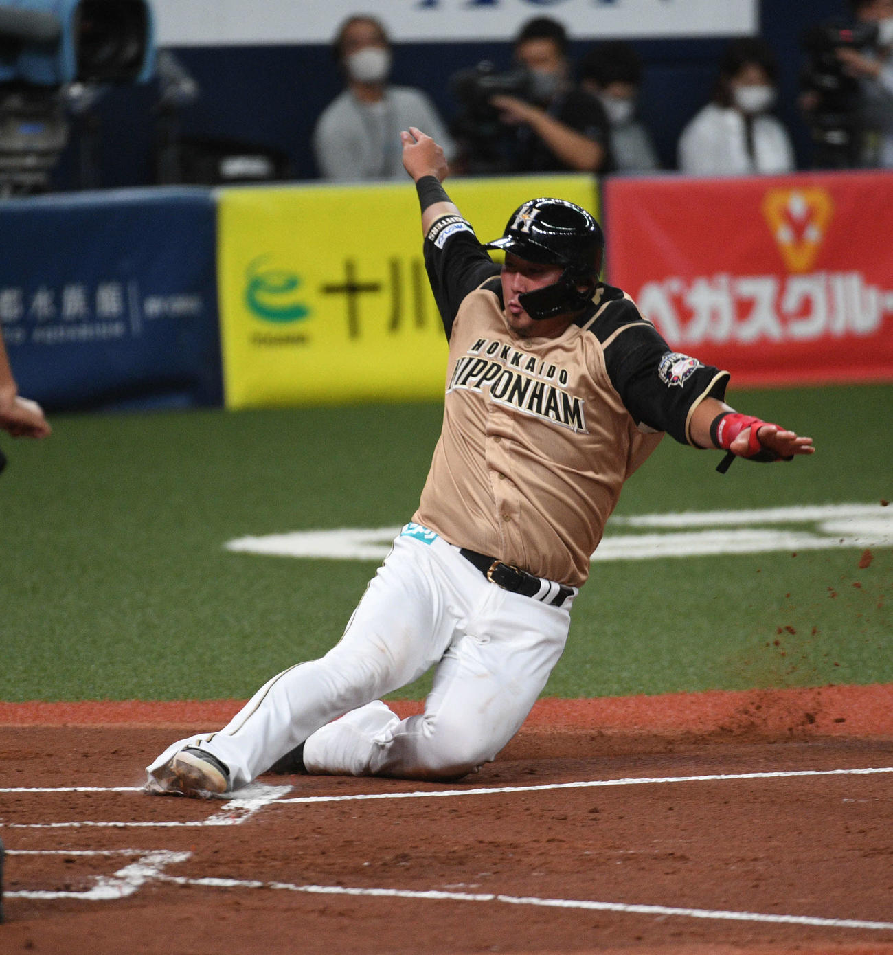 オリックス対日本ハム　2回表日本ハム1死一、二塁、宇佐美の左前打で中田が滑り込む（撮影・渦原淳）