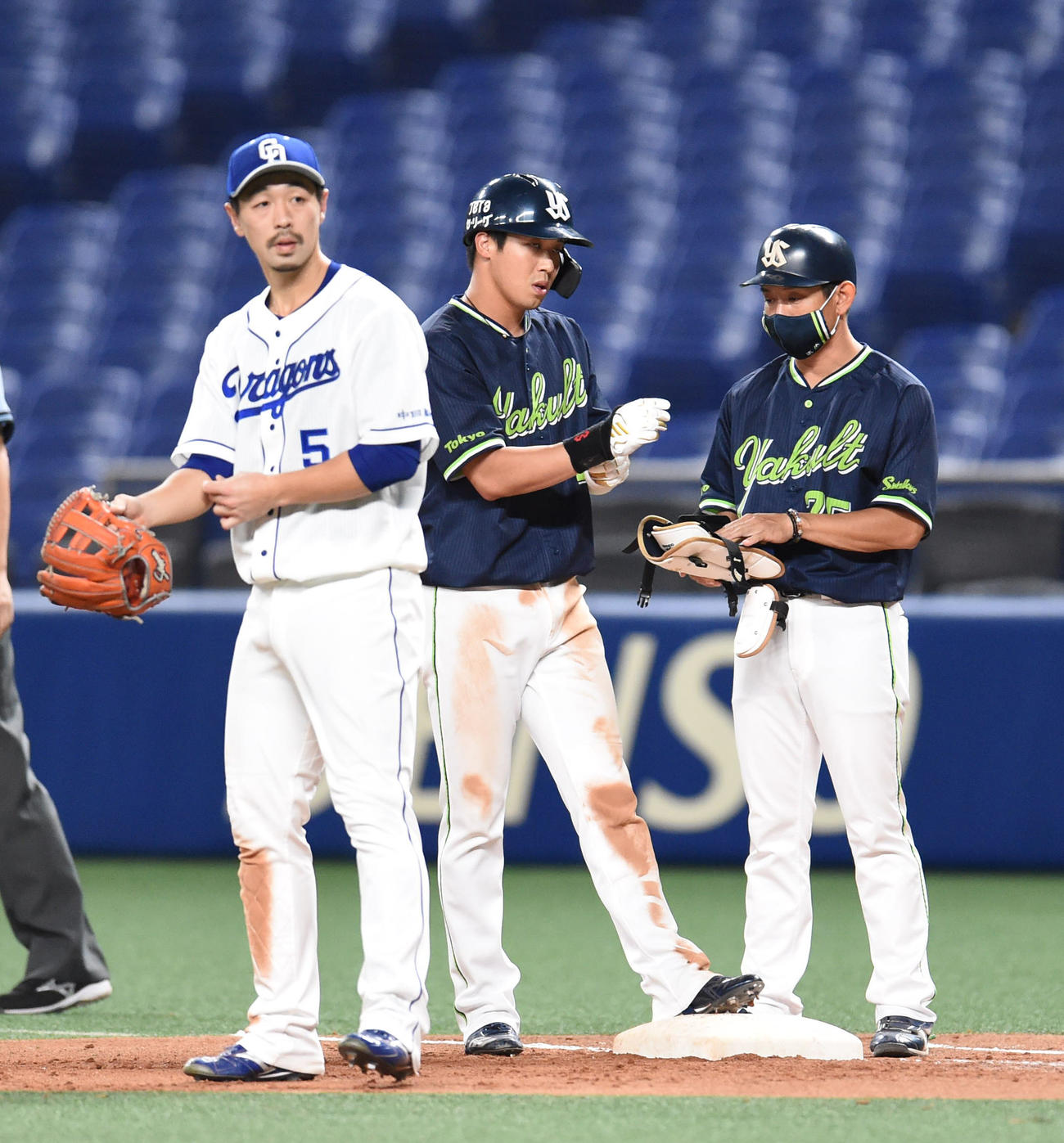 プロ野球中日対ヤクルト　4回表ヤクルト2死二、三塁、右前2点適時打を放った山田（撮影・森本幸一）
