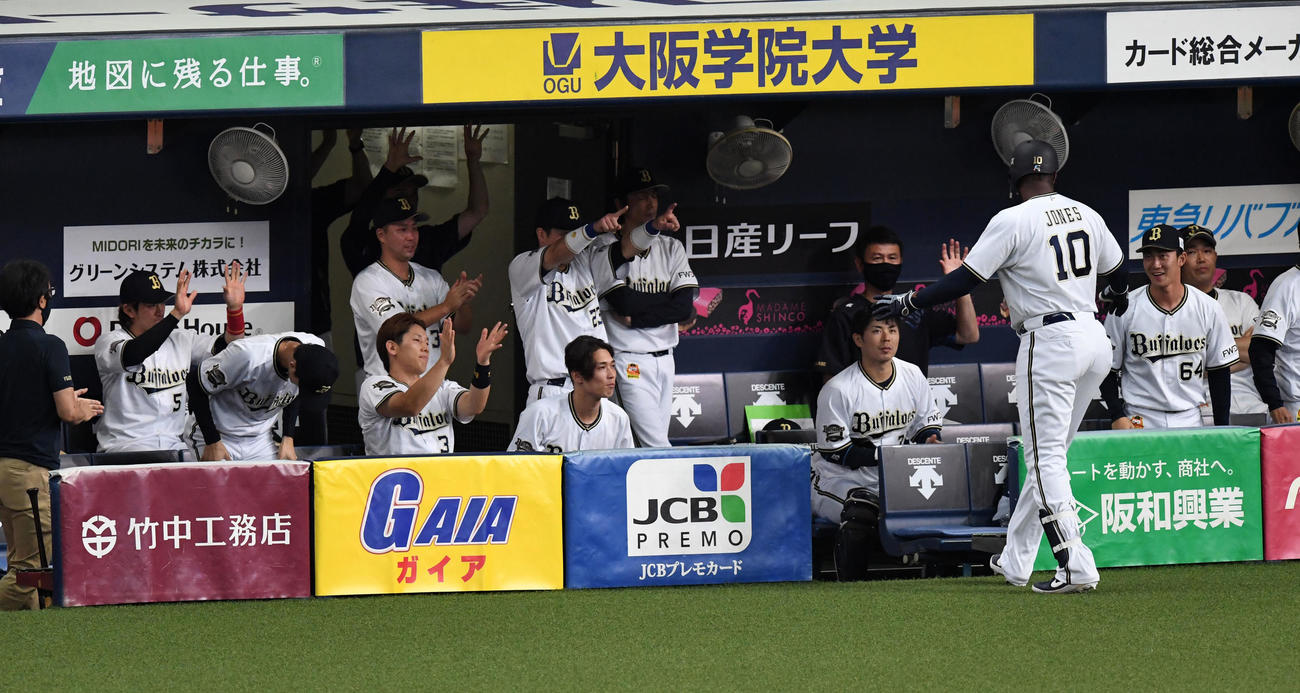オリックス対日本ハム6回裏オリックス1死、ジョーンズは左越え本塁打を放ちナインの祝福を受ける（撮影・前岡正明）