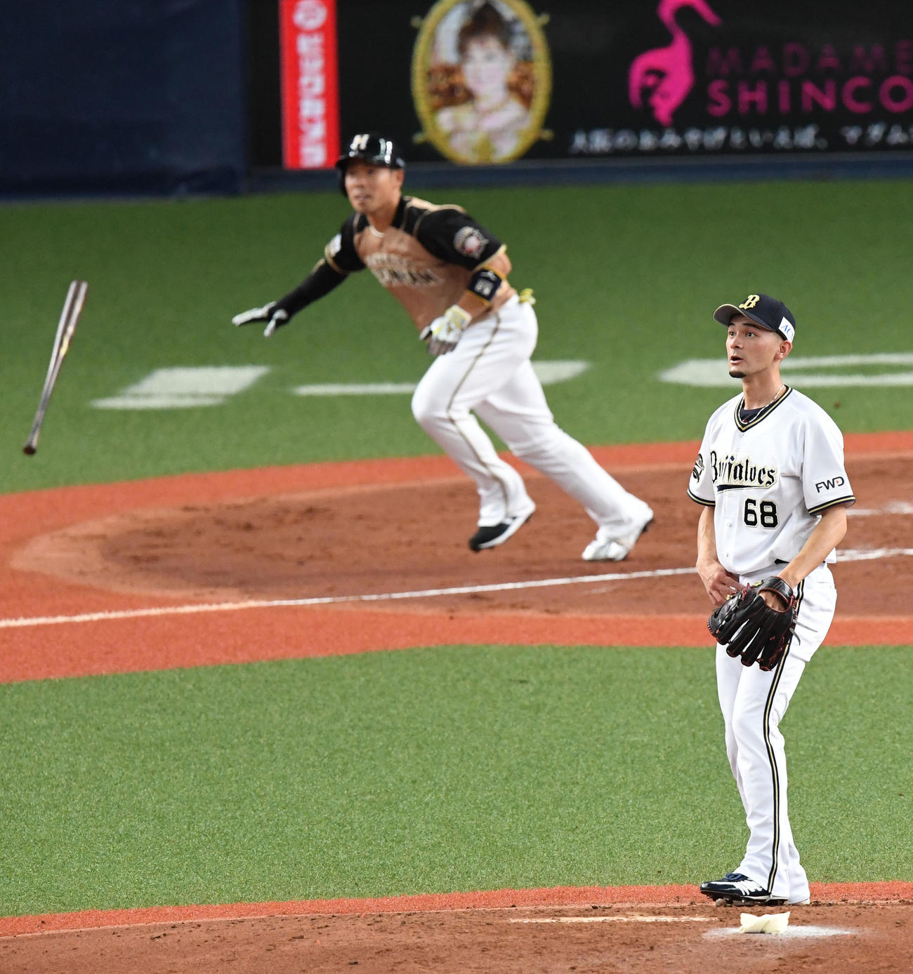 オリックス対日本ハム2回表日本ハム2死一、二塁、近藤に右越え3点本塁打を打たれ打球の方向を見る鈴木優（撮影・前岡正明）