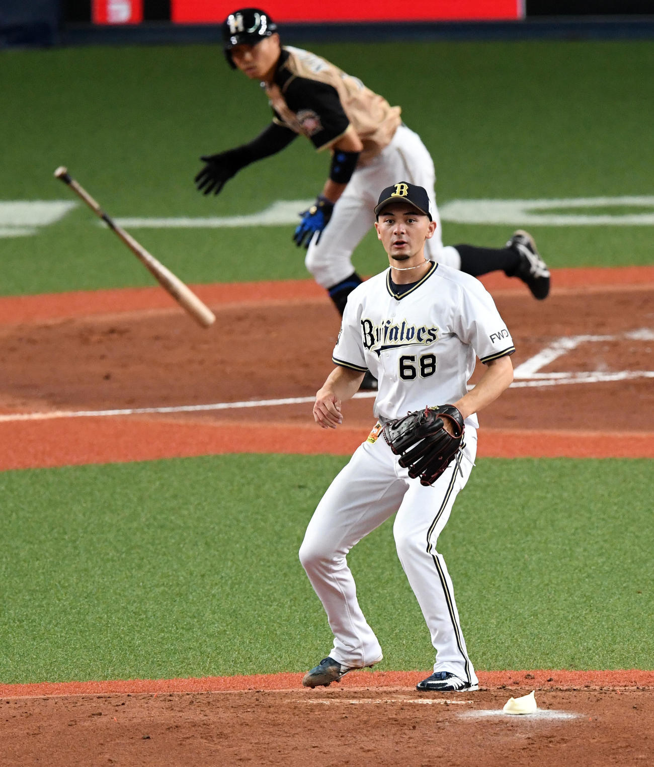 オリックス対日本ハム2回表日本ハム2死二、三塁、中島に中適時打を打たれ打球の方向を見る鈴木優（撮影・前岡正明）