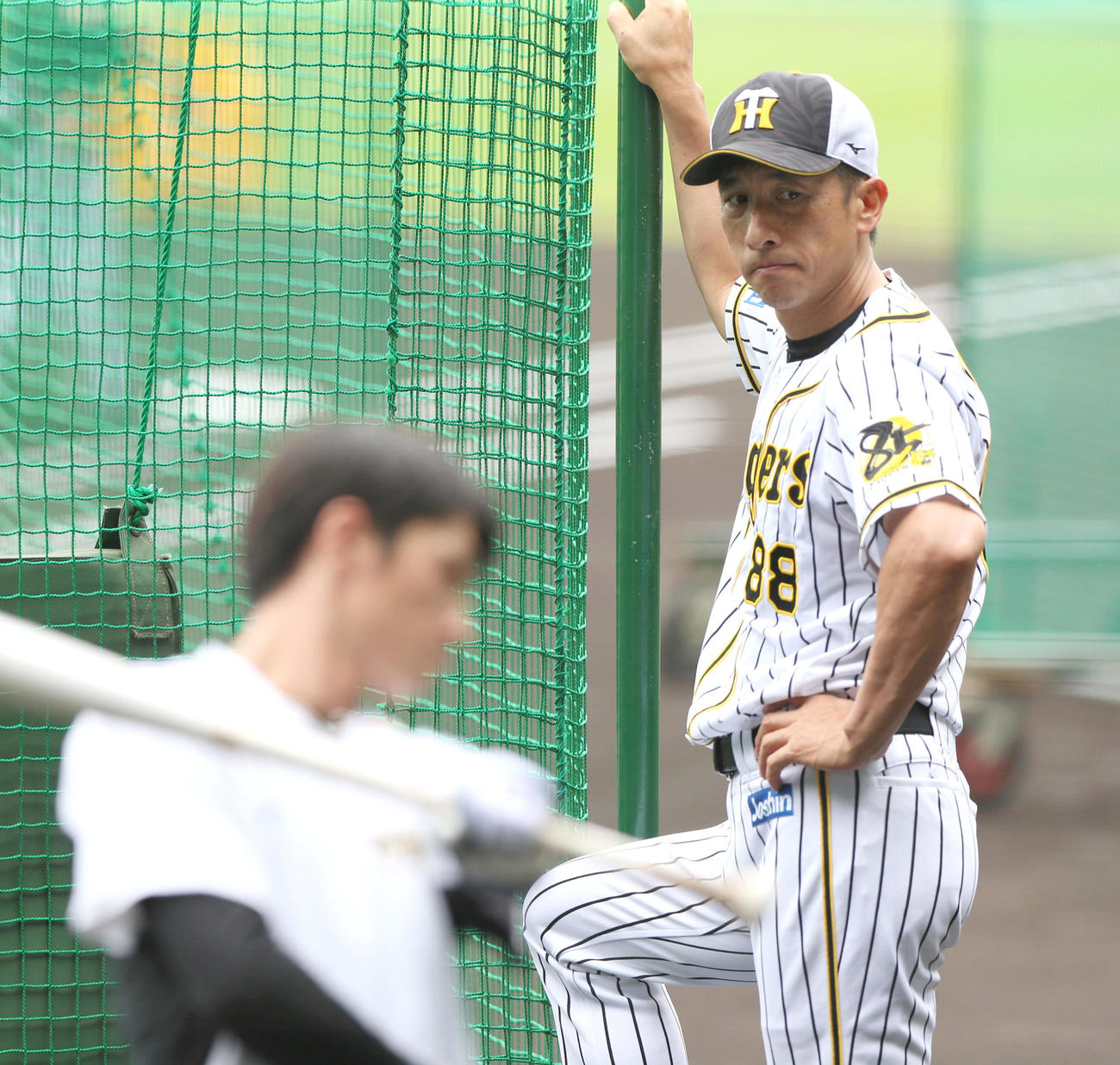 阪神対巨人　試合前、ティー打撃する近本（手前）を見る矢野監督（撮影・上山淳一）