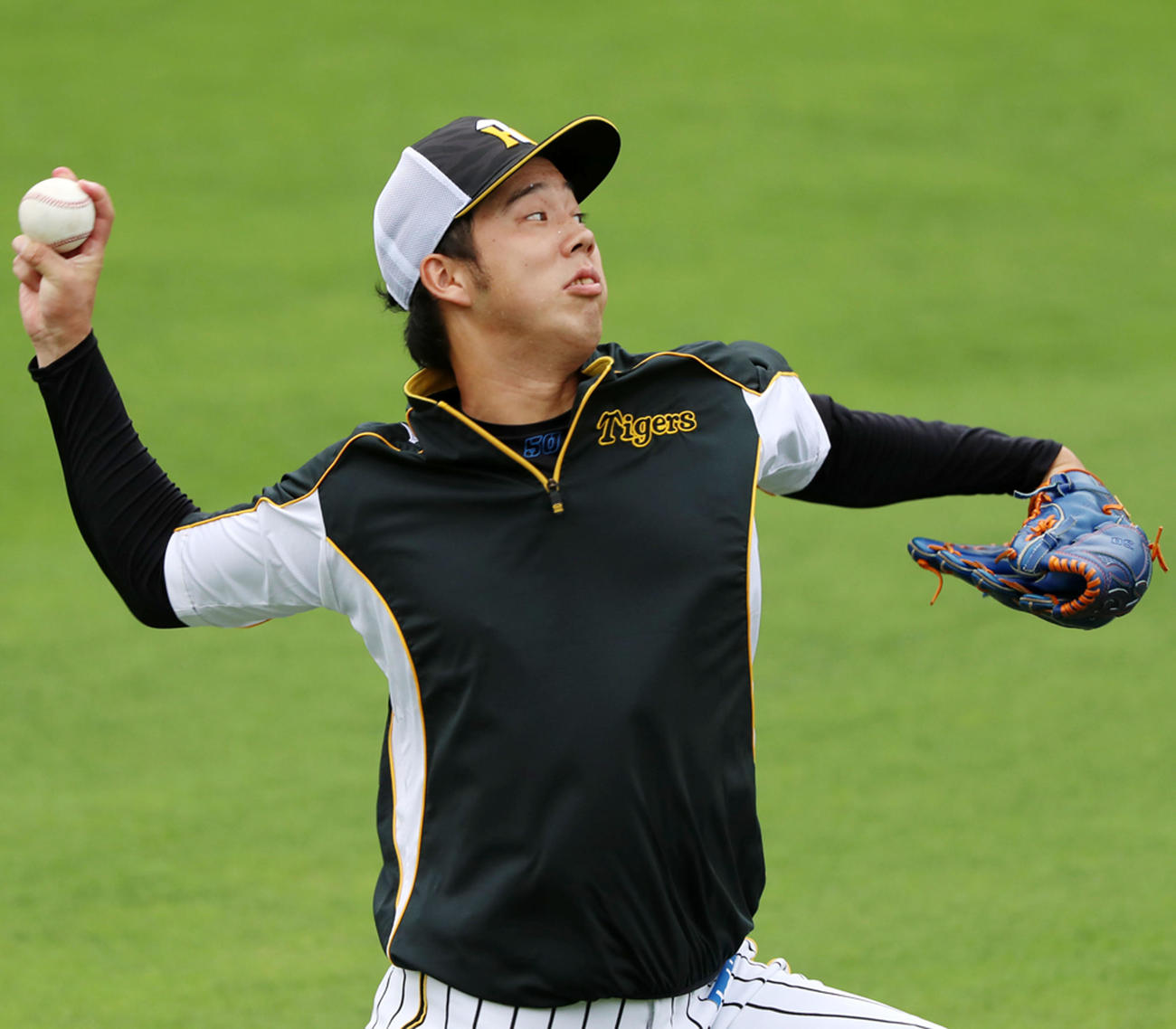 阪神対巨人　キャッチボールする青柳晃洋（撮影・加藤哉）