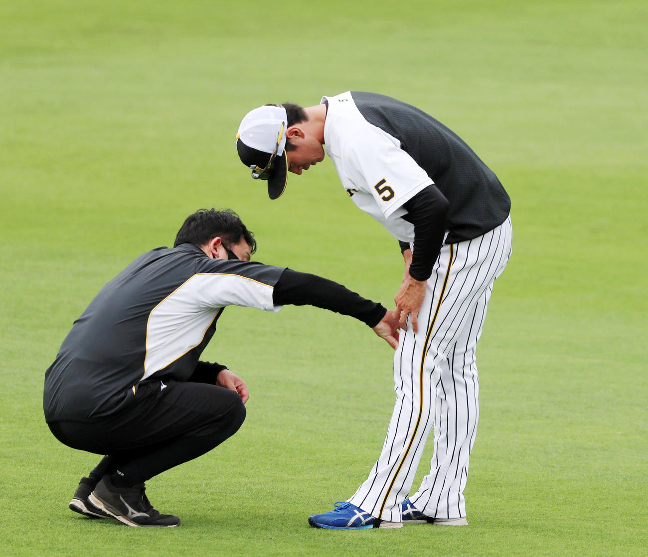阪神対巨人　左膝をトレーナーと確認する近本光司（撮影・加藤哉）
