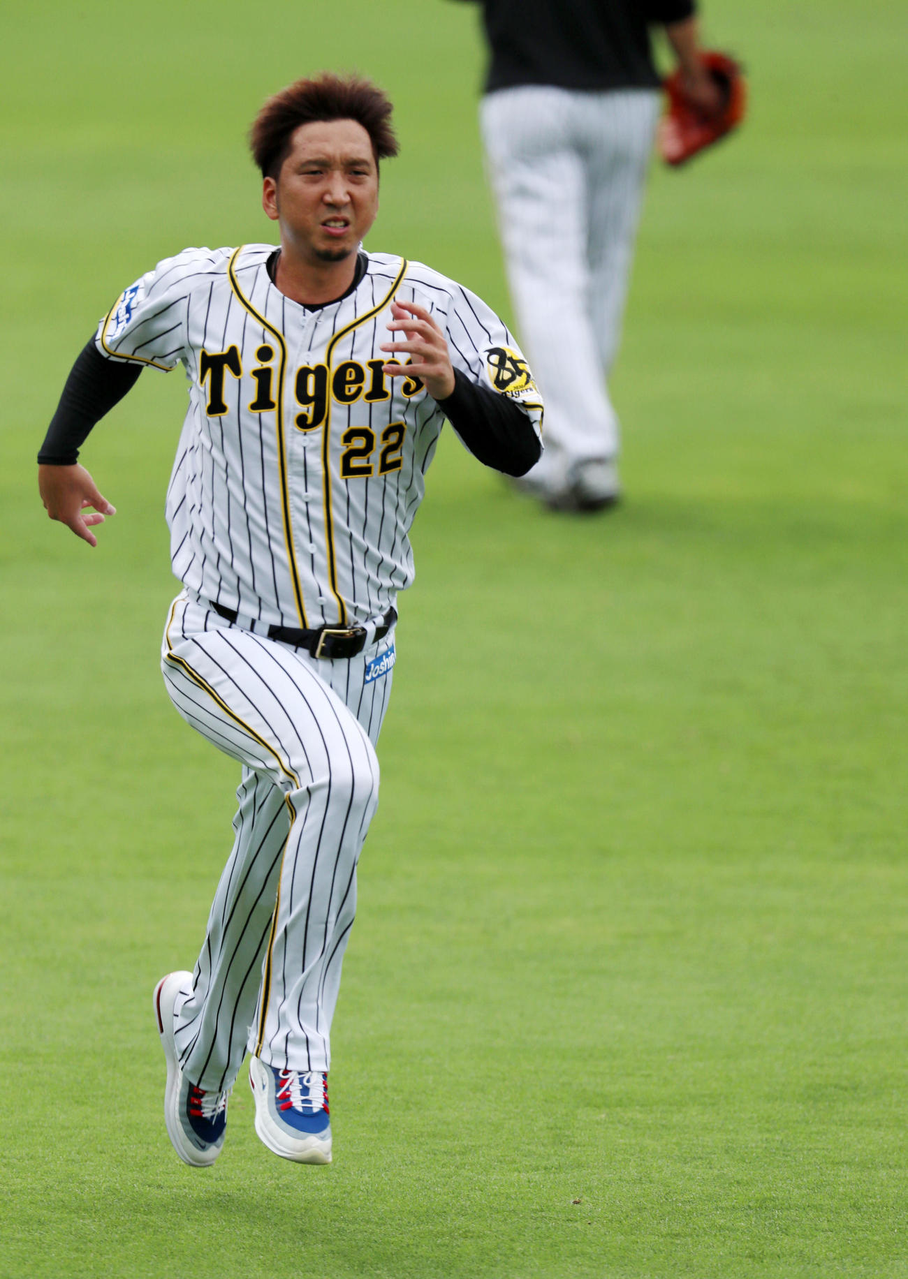 外野を走り込む藤川（撮影・加藤哉）