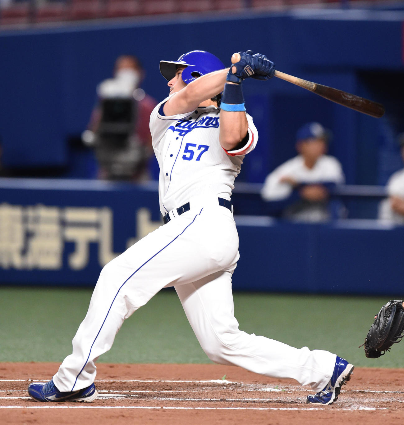 中日対ヤクルト　1回裏中日2死一塁、右中間へ適時二塁打を放ったA・マルティネス（撮影・森本幸一）