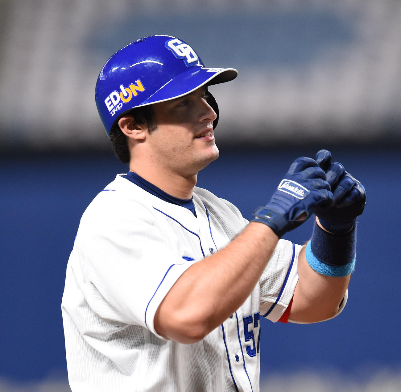 中日対ヤクルト　1回裏中日2死一塁、右中間へ適時二塁打を放ち送球の間に三塁へ進みポーズをするアリエル・マルティネス（撮影・森本幸一）