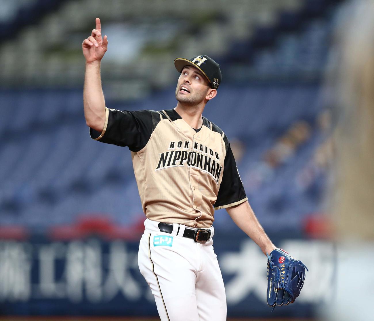 オリックス対日本ハム　6回裏、ジョーンズに本塁打を浴びたマルティネスは打球の方向を指さしながらベンチに引き揚げる（撮影・黒川智章）