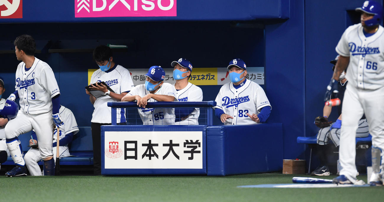 10回裏中日2死、ベンチから試合を見つめる与田剛監督（撮影・森本幸一）