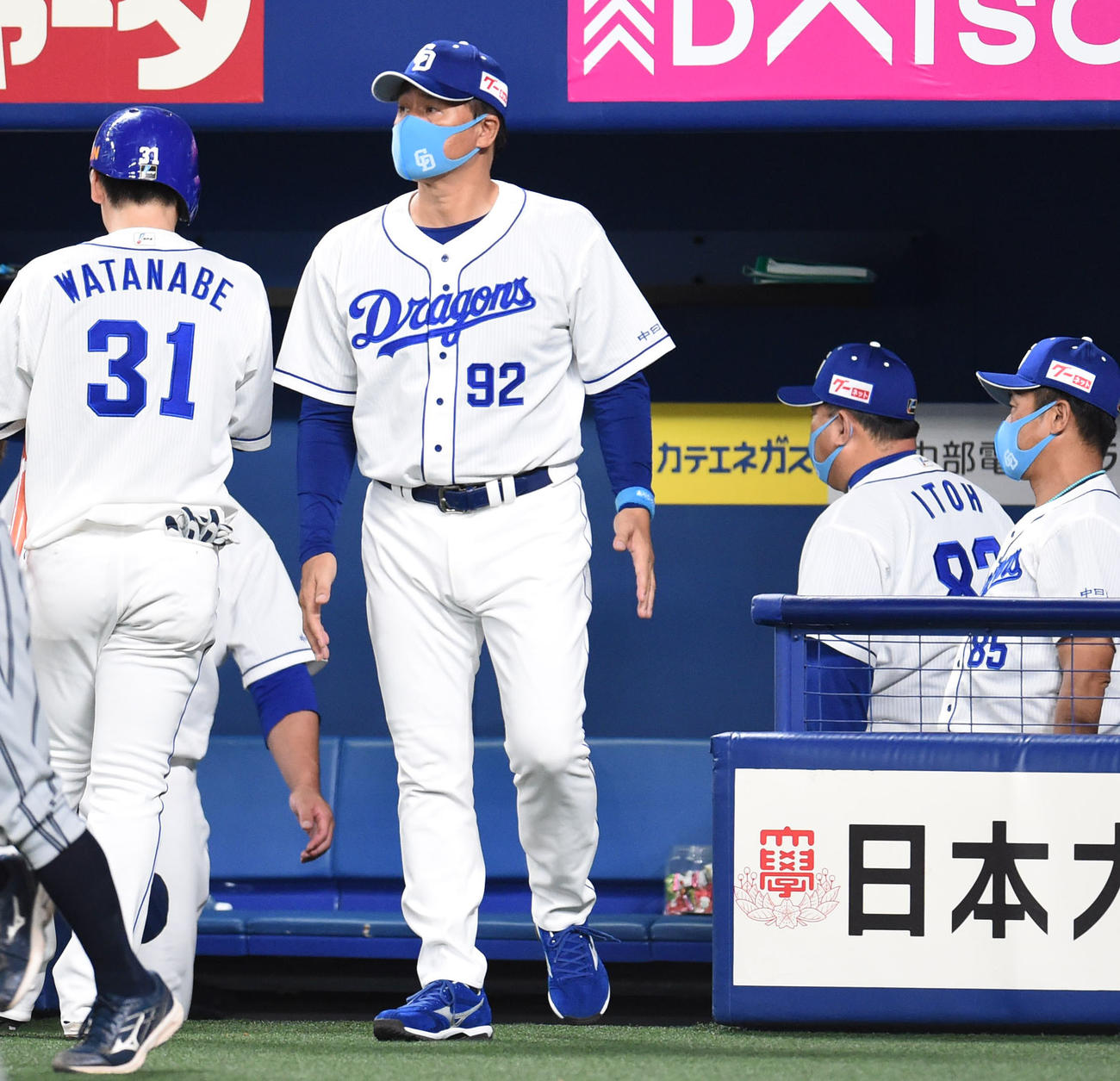6回裏、中日攻撃終了、選手交代を告げる与田剛監督（撮影・森本幸一）