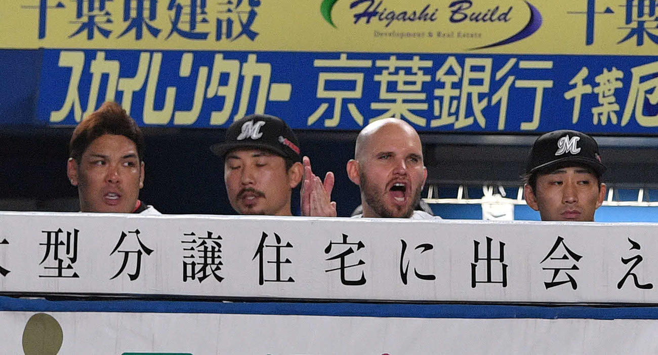 ロッテ対西武　ベンチから声を出すロッテのレアード（右から2人目）。右は小島（撮影・滝沢徹郎）