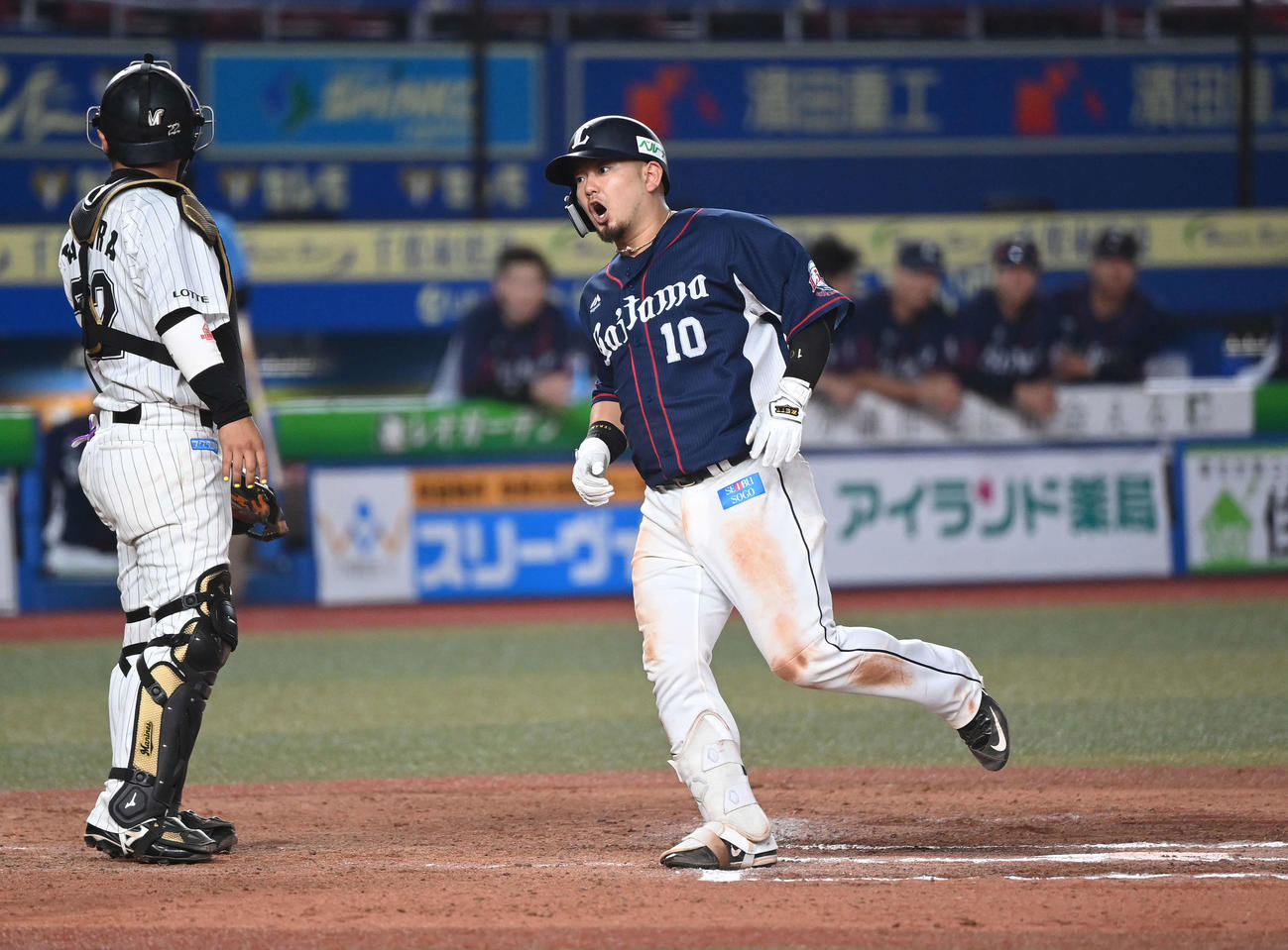 ロッテ対西武　6回表西武2死、右越えソロ本塁打を放った森は生還しほえる（撮影・鈴木みどり）