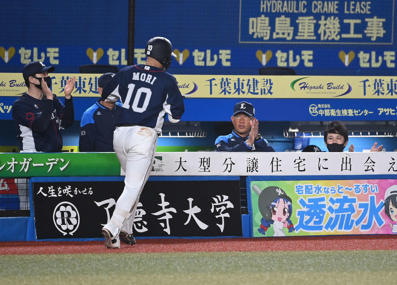 ロッテ対西武　6回表西武2死、右越えソロ本塁打を放った森（左から2人目）を拍手で迎える辻監督（中央）（撮影・鈴木みどり）