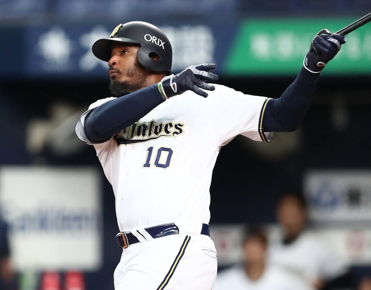 オリックス対日本ハム　6回裏オリックス1死、左越え本塁打を放つジョーンズ（撮影・黒川智章）