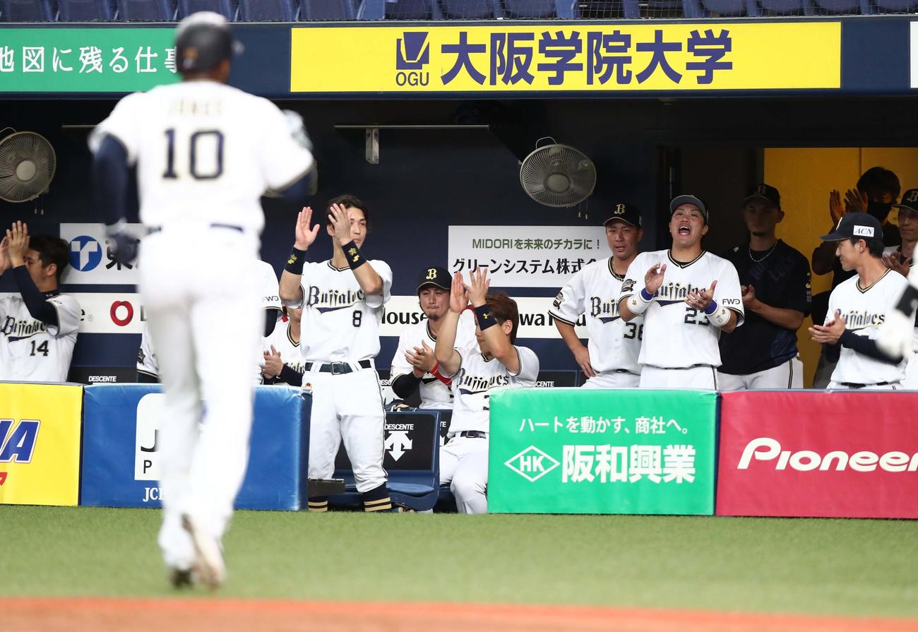 オリックス対日本ハム　6回裏、本塁打を放ったジョーンズを出迎えるナイン（撮影・黒川智章）